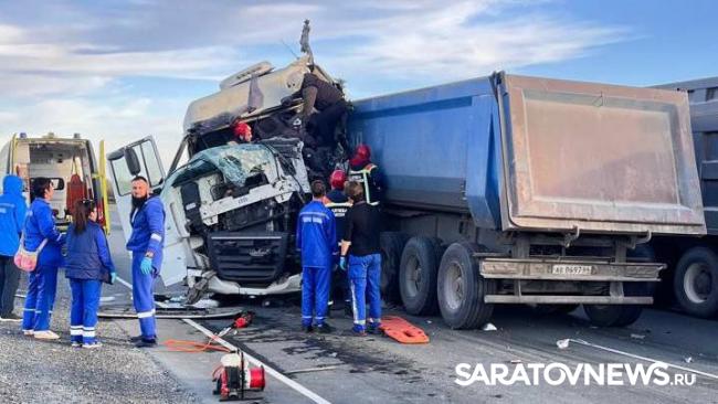 Водитель погиб в ДТП с двумя грузовиками в Энгельсском районе Водитель погиб в ДТП с двумя грузовиками в Энгельсском районе