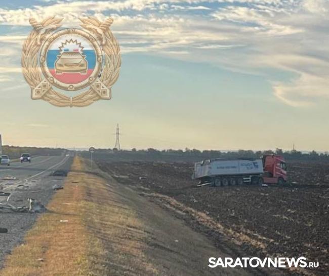 Водитель погиб в ДТП с двумя грузовиками в Энгельсском районе Водитель погиб в ДТП с двумя грузовиками в Энгельсском районе