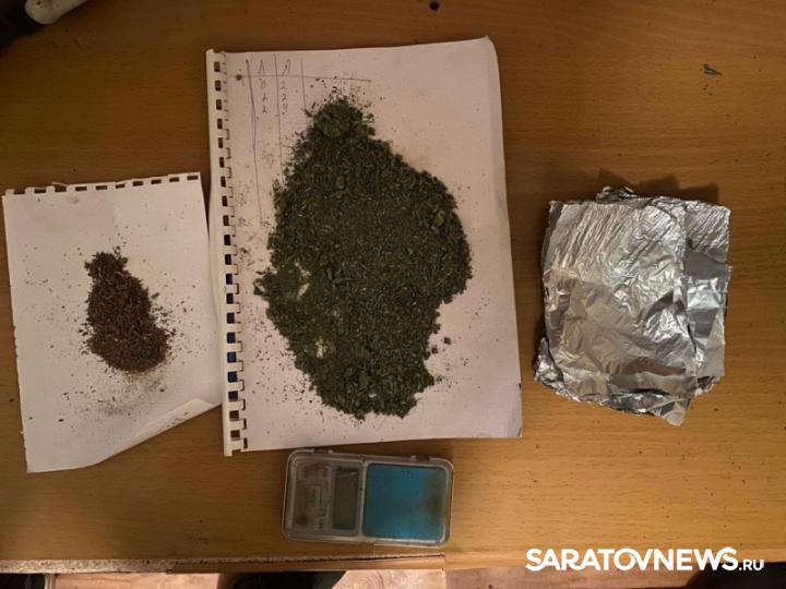 В Энгельсе два рецидивиста организовали «офис» по продаже марихуаны в съемной квартире В Энгельсе два рецидивиста организовали «офис» по продаже марихуаны в съемной квартире