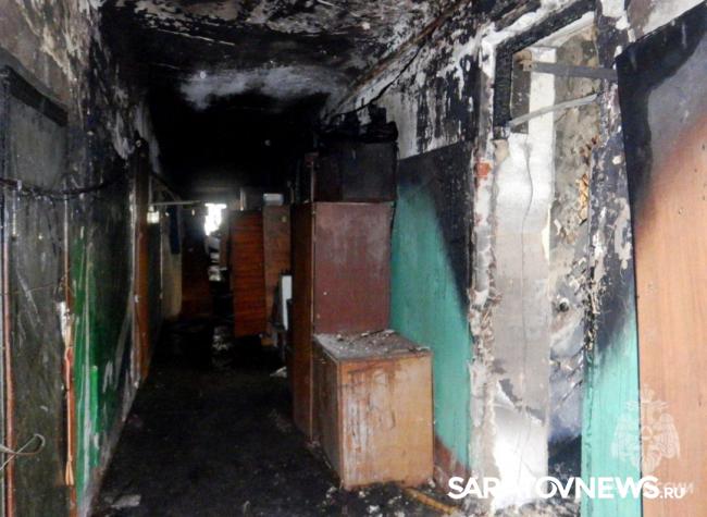 Шесть жильцов эвакуировали в Саратове из горящей четырехэтажки на СХИ Шесть жильцов эвакуировали в Саратове из горящей четырехэтажки на СХИ