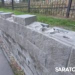 В саратовском сквере Марины Расковой вот-вот упадет подпорная стенка В саратовском сквере Марины Расковой вот-вот упадет подпорная стенка