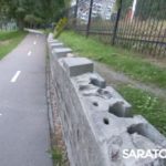 В саратовском сквере Марины Расковой вот-вот упадет подпорная стенка В саратовском сквере Марины Расковой вот-вот упадет подпорная стенка