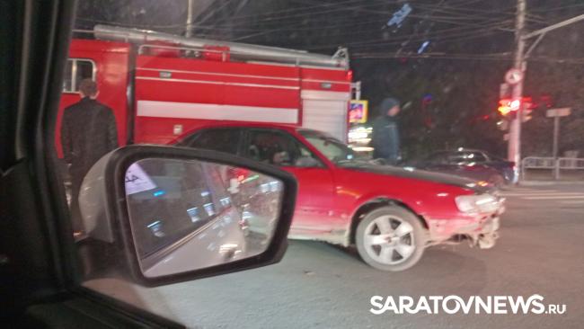 Пожарная машина попала в ДТП у «Оранжевого» в Саратове Пожарная машина попала в ДТП у «Оранжевого» в Саратове