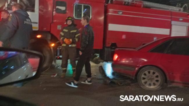 Пожарная машина попала в ДТП у «Оранжевого» в Саратове Пожарная машина попала в ДТП у «Оранжевого» в Саратове