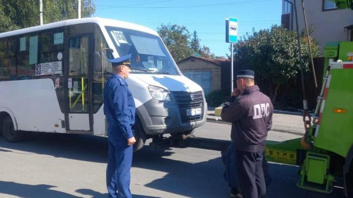 В Саратове на 93 маршруте курсировал опасный для пассажиров автобус В Саратове на 93 маршруте курсировал опасный для пассажиров автобус