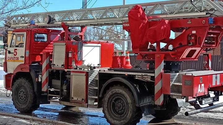 Крупный пожар в Саратове: горела двухэтажная расселёнка в 750 «квадратов» Крупный пожар в Саратове: горела двухэтажная расселёнка в 750 «квадратов»