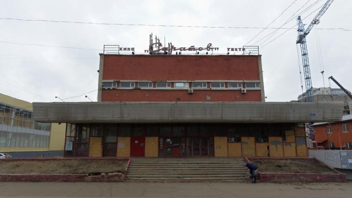 Шесть расчетов выезжали на пожар в здании кинотеатра «Саратов» Шесть расчетов выезжали на пожар в здании кинотеатра «Саратов»