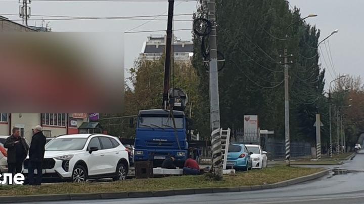 В Энгельсе продолжают сносить незаконные рекламные щиты В Энгельсе продолжают сносить незаконные рекламные щиты