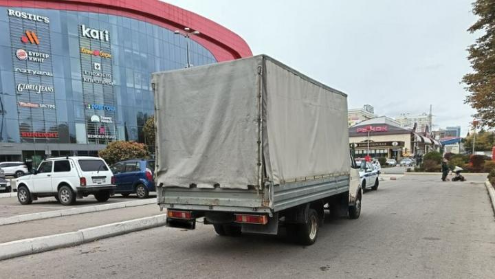 У «Тау Галереи» в Саратове «Газель» сбила женщину У «Тау Галереи» в Саратове «Газель» сбила женщину