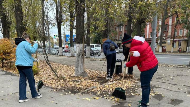 Около 5 тысяч саратовцев вышли на общегородской субботник Около 5 тысяч саратовцев вышли на общегородской субботник
