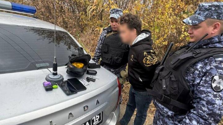 На пустыре на окраине Саратова задержан наркокурьер На пустыре на окраине Саратова задержан наркокурьер