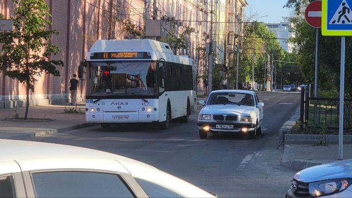 Саратовцы возмущены хамством водителя автобуса №11А Саратовцы возмущены хамством водителя автобуса №11А