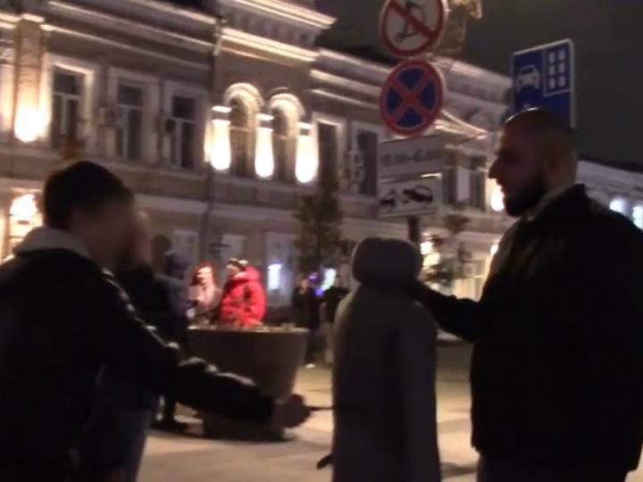 В центре Саратова подросток ранил женщину ножом В центре Саратова подросток ранил женщину ножом