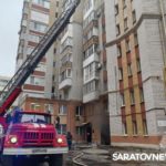 Пожарные тушат автомобиль в паркинге на улице Рахова в Саратове Пожарные тушат автомобиль в паркинге на улице Рахова в Саратове