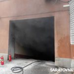 Пожарные тушат автомобиль в паркинге на улице Рахова в Саратове Пожарные тушат автомобиль в паркинге на улице Рахова в Саратове