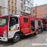 Пожарные тушат автомобиль в паркинге на улице Рахова в Саратове Пожарные тушат автомобиль в паркинге на улице Рахова в Саратове