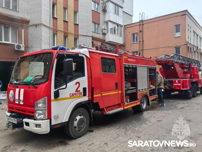 Пожарные тушат автомобиль в паркинге на улице Рахова в Саратове Пожарные тушат автомобиль в паркинге на улице Рахова в Саратове