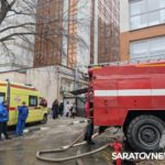 Пожарные тушат автомобиль в паркинге на улице Рахова в Саратове Пожарные тушат автомобиль в паркинге на улице Рахова в Саратове