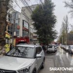 Пожарные тушат автомобиль в паркинге на улице Рахова в Саратове Пожарные тушат автомобиль в паркинге на улице Рахова в Саратове