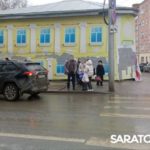Иномарка сбила девушку на пешеходном переходе в Волжском районе Саратова