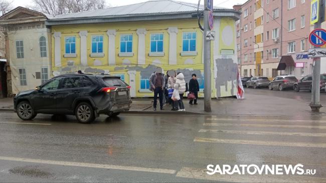 Иномарка сбила девушку на пешеходном переходе в Волжском районе Саратова