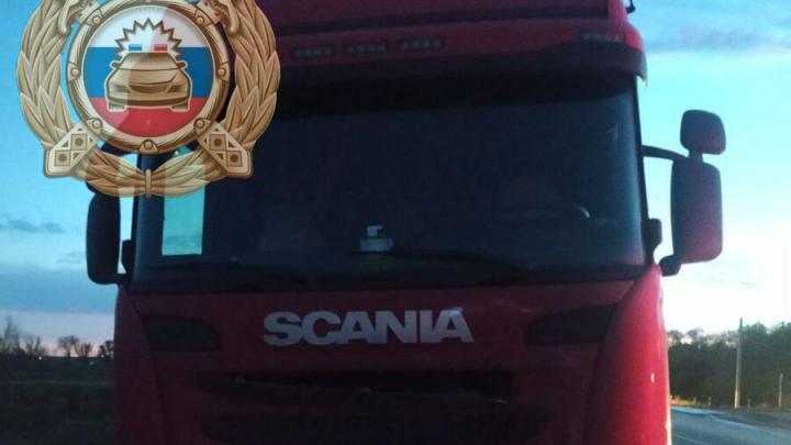 Грузовик насмерть сбил мужчину у саратовского села Грузовик насмерть сбил мужчину у саратовского села