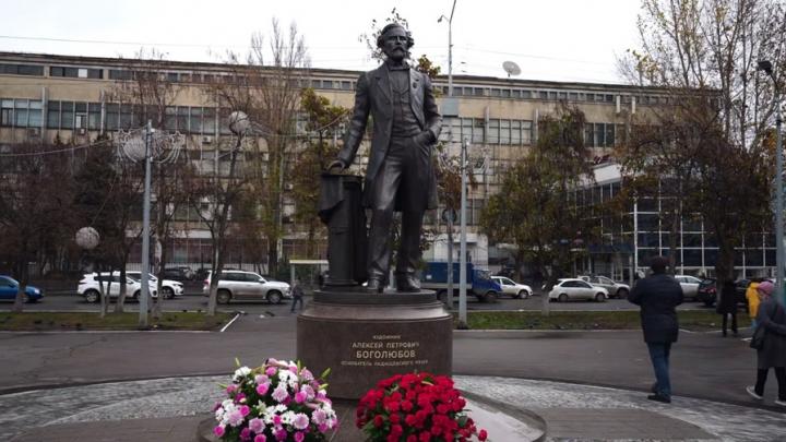 В Саратове открыли памятник Алексею Боголюбову В Саратове открыли памятник Алексею Боголюбову