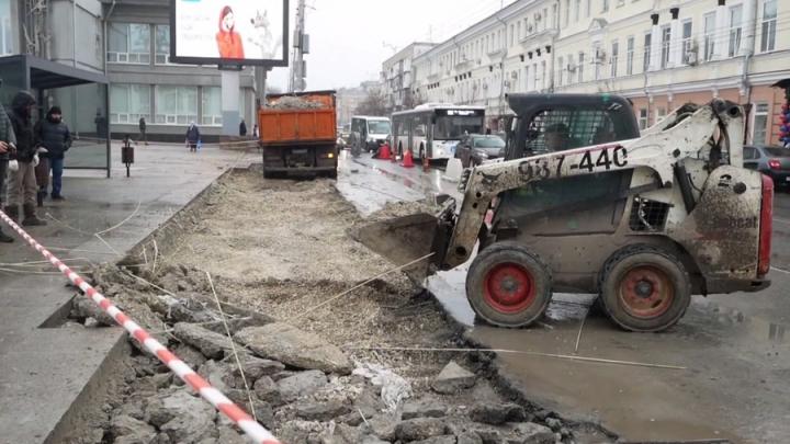На улице Чапаева в Саратове начали делать заездные карманы На улице Чапаева в Саратове начали делать заездные карманы