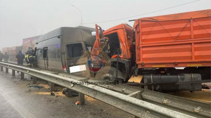 В массовой аварии в Гагаринском районе Саратова пострадали три человека В массовой аварии в Гагаринском районе Саратова пострадали три человека