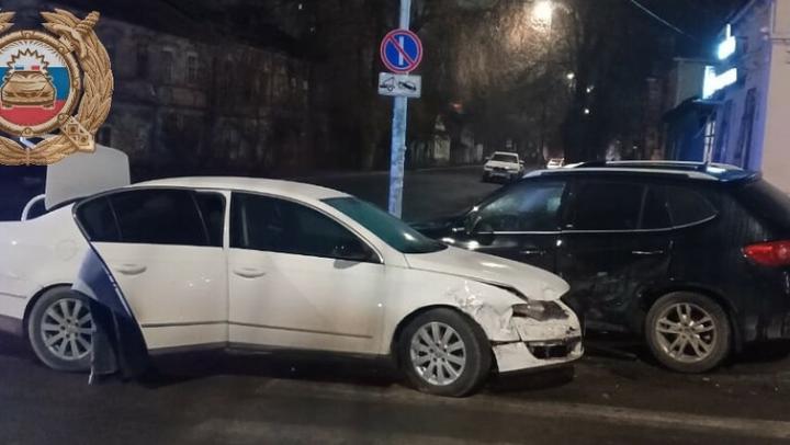 «Немец» с «китайцем» попали в ДТП в центре Саратова: есть пострадавший «Немец» с «китайцем» попали в ДТП в центре Саратова: есть пострадавший