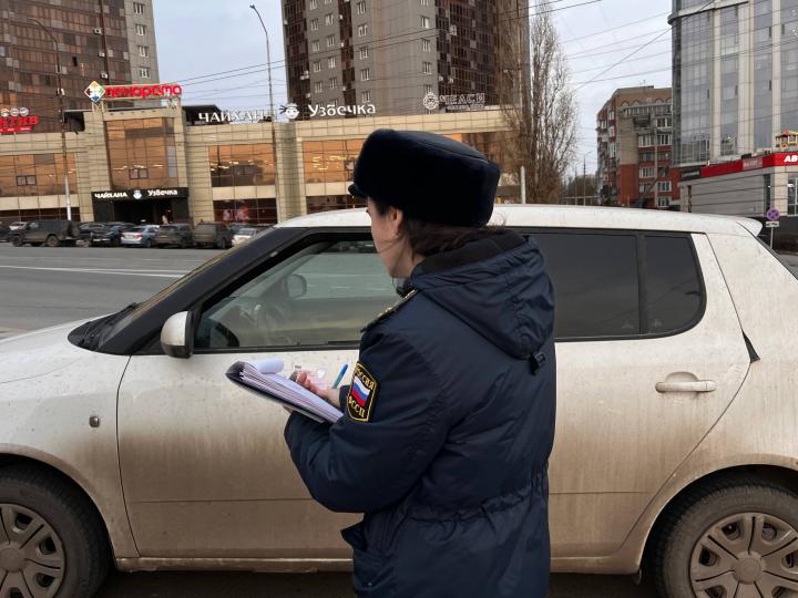 В Саратове приставы арестовали 3 машины должников из-за десятков тысяч долгов В Саратове приставы арестовали 3 машины должников из-за десятков тысяч долгов