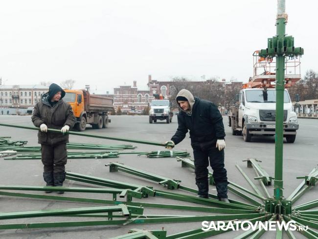 На Театральной площади Саратова в течение недели будут устанавливать новогоднюю ёлку