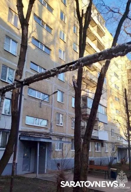 Загорелся телевизор: женщина пострадала на пожаре в Саратове Загорелся телевизор: женщина пострадала на пожаре в Саратове