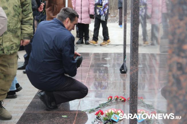 На мемориал в Парке Победы занесли имена Героев-саратовцев На мемориал в Парке Победы занесли имена Героев-саратовцев
