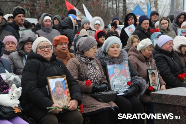 На мемориал в Парке Победы занесли имена Героев-саратовцев На мемориал в Парке Победы занесли имена Героев-саратовцев