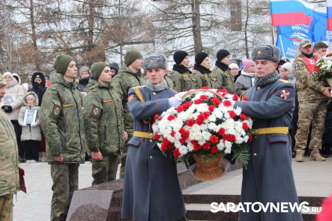 На мемориал в Парке Победы занесли имена Героев-саратовцев На мемориал в Парке Победы занесли имена Героев-саратовцев
