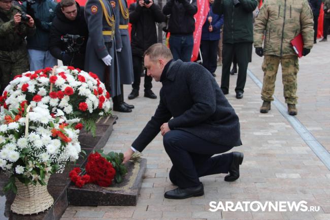 На мемориал в Парке Победы занесли имена Героев-саратовцев На мемориал в Парке Победы занесли имена Героев-саратовцев