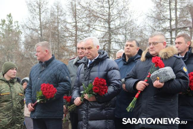На мемориал в Парке Победы занесли имена Героев-саратовцев На мемориал в Парке Победы занесли имена Героев-саратовцев