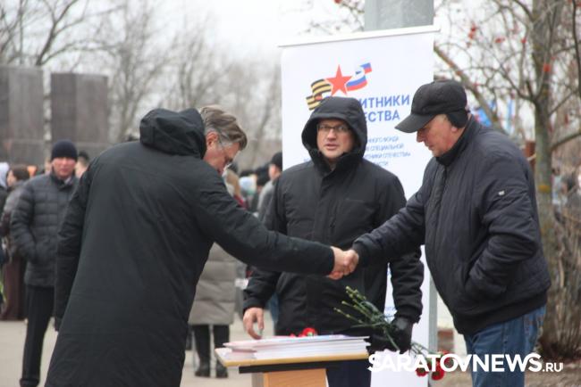На мемориал в Парке Победы занесли имена Героев-саратовцев На мемориал в Парке Победы занесли имена Героев-саратовцев