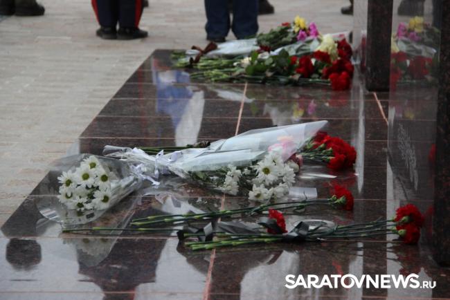 На мемориал в Парке Победы занесли имена Героев-саратовцев На мемориал в Парке Победы занесли имена Героев-саратовцев