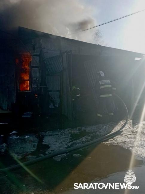 Горящий гараж с автомобилями тушили в саратовском селе Горящий гараж с автомобилями тушили в саратовском селе