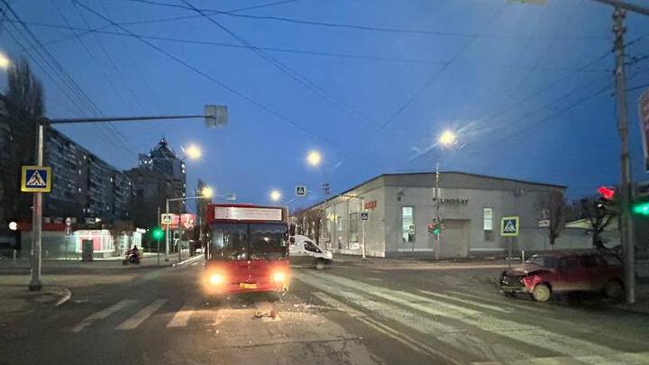 В Саратове водитель «четвёрки» пострадал в ДТП с автобусом В Саратове водитель «четвёрки» пострадал в ДТП с автобусом