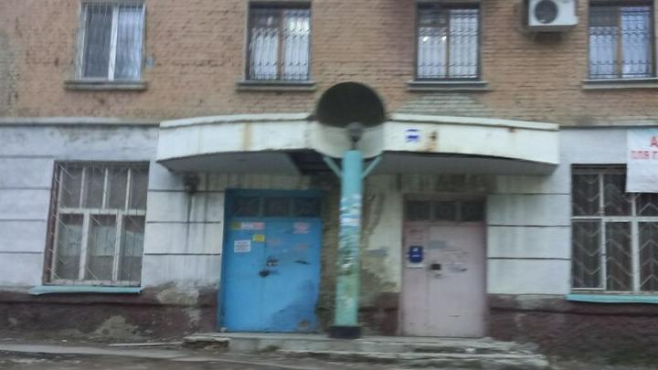 Облупившиеся стены и трещины над подъездами — жильцам дома №4 в Энгельсе грозит опасность Облупившиеся стены и трещины над подъездами — жильцам дома №4 в Энгельсе грозит опасность