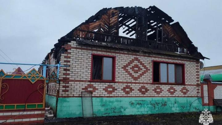 В саратовском селе из-за неисправной электропроводки сгорел дом В саратовском селе из-за неисправной электропроводки сгорел дом