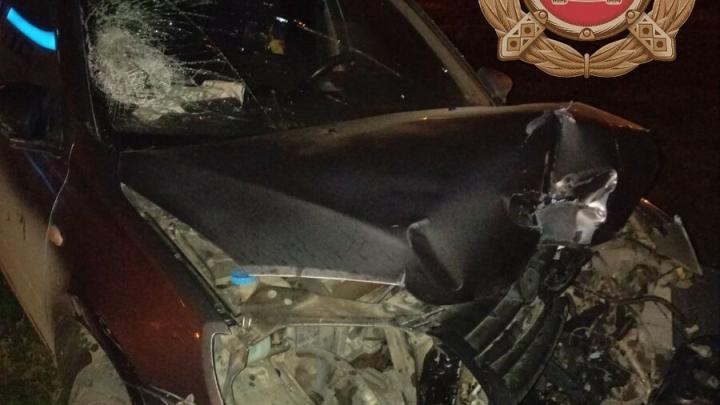 В Энгельсе «Гранта» вылетела с дороги и врезалась в столб В Энгельсе «Гранта» вылетела с дороги и врезалась в столб