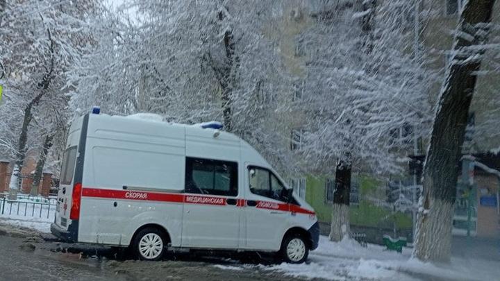 Ветром сорвало крышу с трехэтажки в Александровом Гае: погиб мужчина Ветром сорвало крышу с трехэтажки в Александровом Гае: погиб мужчина