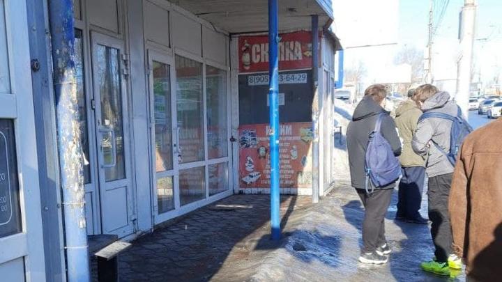 Маленького мальчика в легкой одежде нашли на остановке в Юбилейном без взрослых Маленького мальчика в легкой одежде нашли на остановке в Юбилейном без взрослых