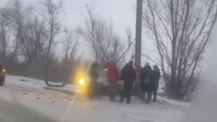 В Балакове автоледи врезалась в столб и попала в больницу В Балакове автоледи врезалась в столб и попала в больницу