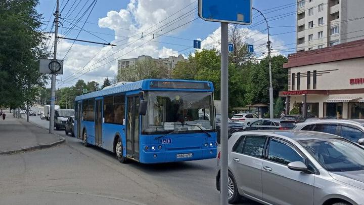 В Саратове на двух автобусных маршрутах начнут работать 37 больших автобусов В Саратове на двух автобусных маршрутах начнут работать 37 больших автобусов