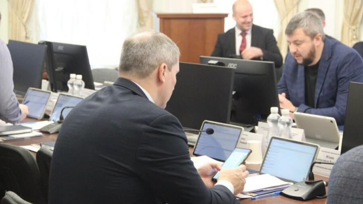 Саратов увеличил расходы на трамваи, дороги и зарплаты бюджетникам: утверждены поправки в бюджет-2025 Саратов увеличил расходы на трамваи, дороги и зарплаты бюджетникам: утверждены поправки в бюджет-2025